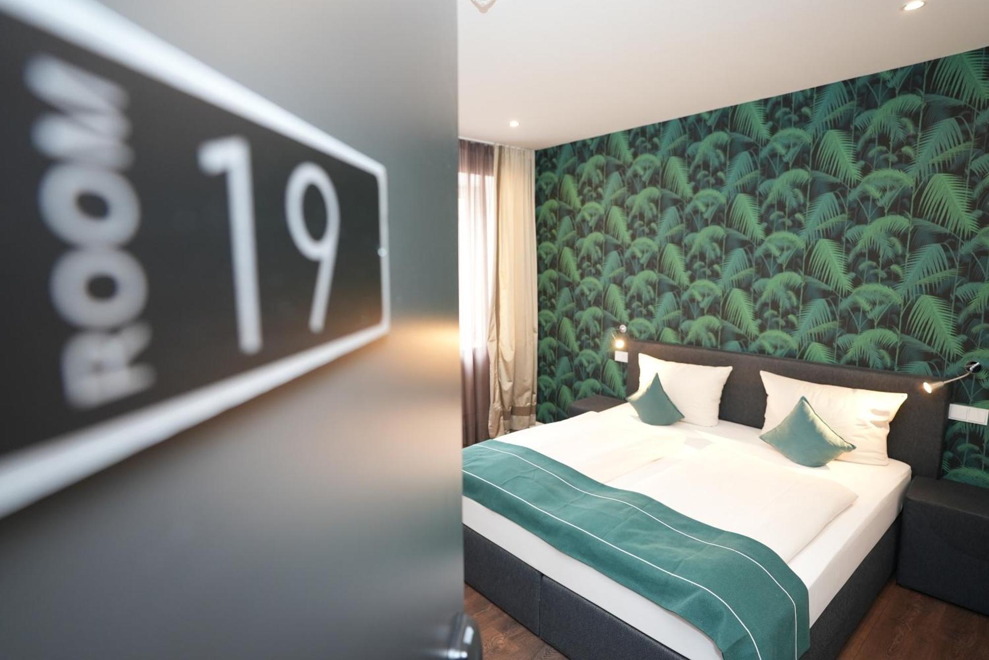 Attache An Der Messe Hotel 3*